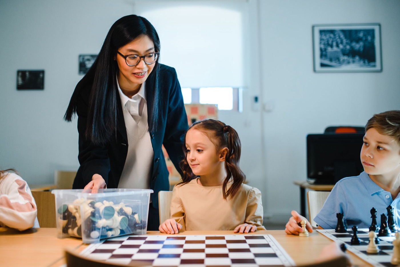 Тренер пояснює дітям шахову позицію